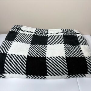 Vera Bradley Black and White Patterned Throw/Single bed blanket.‎
